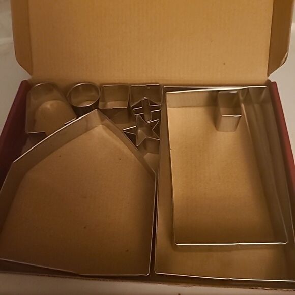 3D Gingerbread House/Cookies Cutters and Accessories - Picture 3 of 6